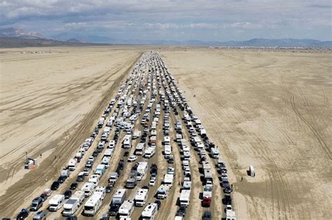 Inicia éxodo masivo de los asistentes al Burning Man tras un fin de semana dramático que dejó a miles de personas atrapadas en el desierto de Nevada